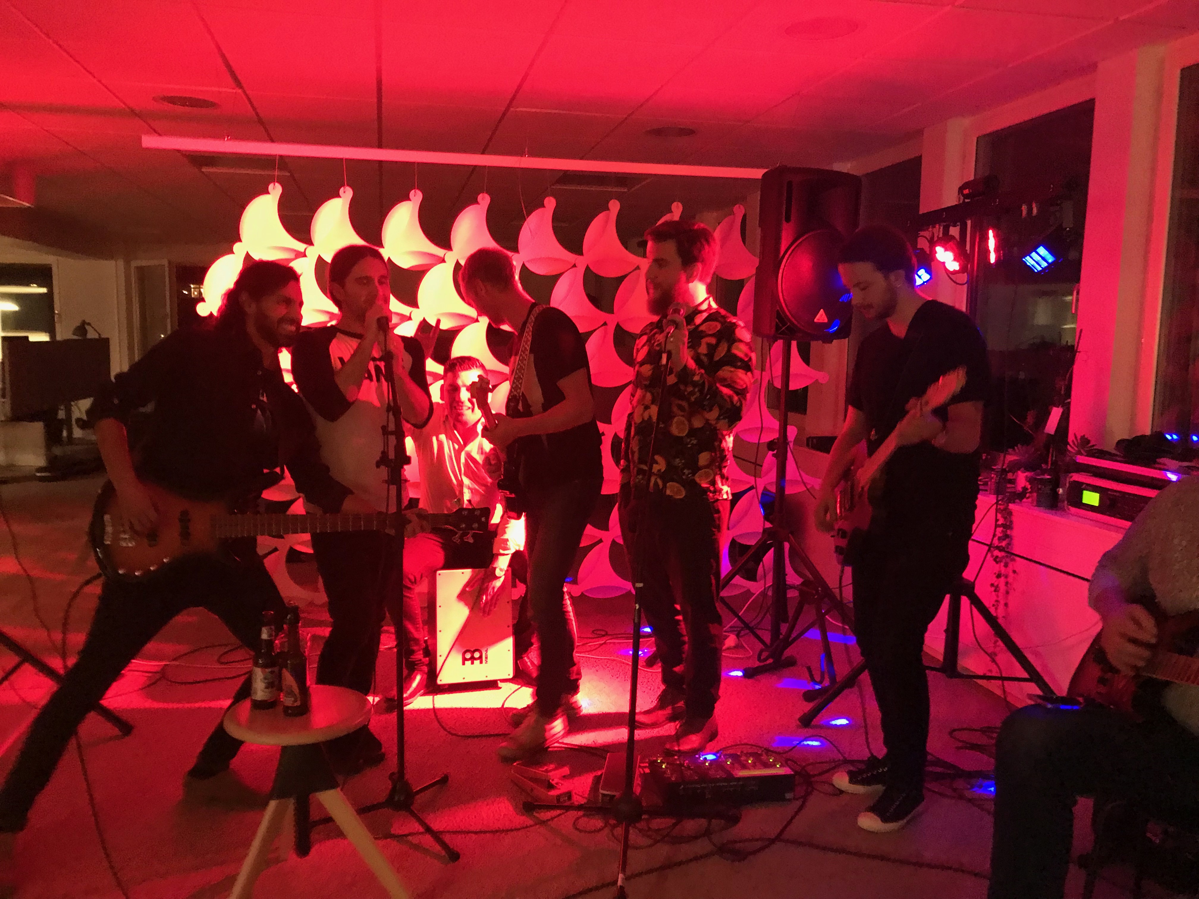 ett band som spelar på ett kontor