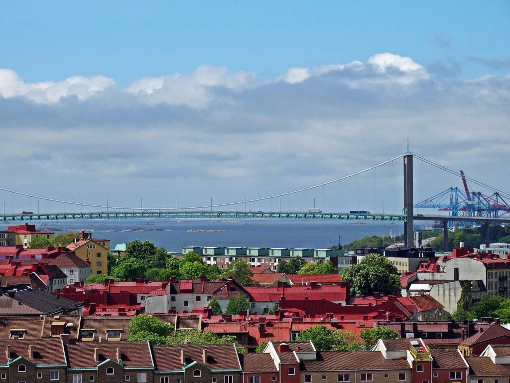 Utsikt över Göteborg med hustak och Älvsborgsbron